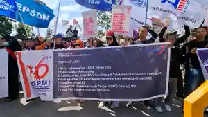 Demo-buruh-2.jpg