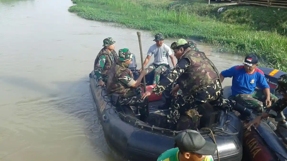 Tentara Turun Tangan Bersihkan Kalimalang