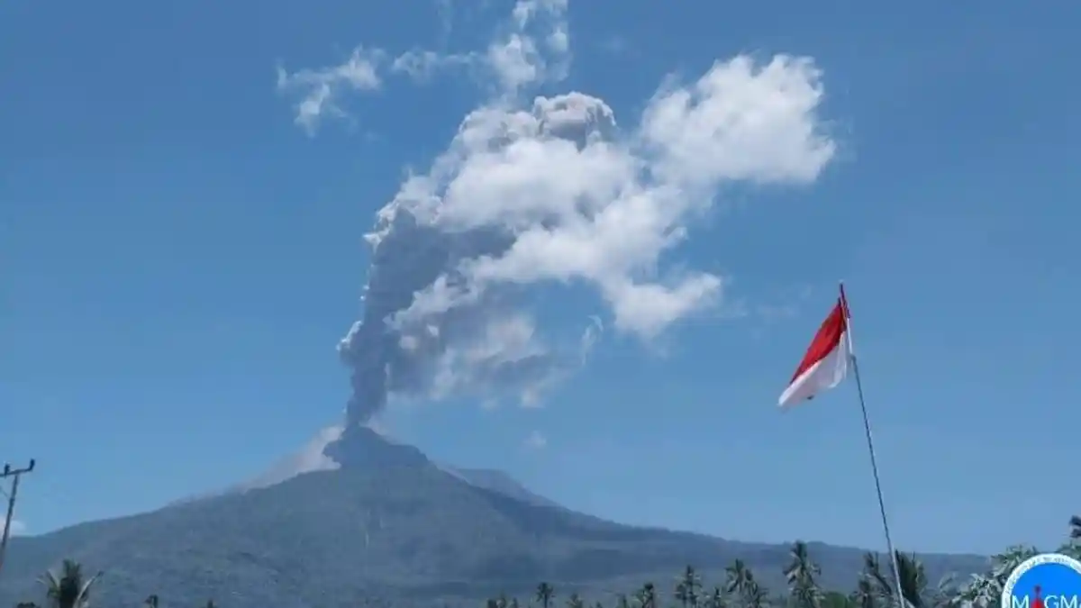 Gunung Lewotobi Laki-laki Meletus, Semburkan Abu Vulkanik 1 kilometer