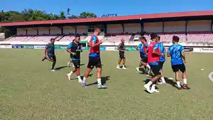 Pemain-Sulut-United-menjalani-pemanasan-jelang-laga-gfjgfjghjghjghj.jpg