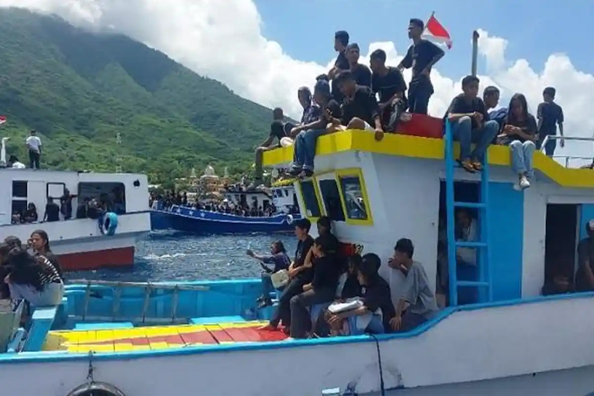 Peziarah Daraskan Doa Rosario Sepanjang Prosesi Laut Antar Arca Yesus Tersalib