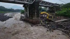 20260410-Proses-perbaikan-pondasi-jembatan-rel-ganda-di-lintas-Prupuk-Linggapura.jpg