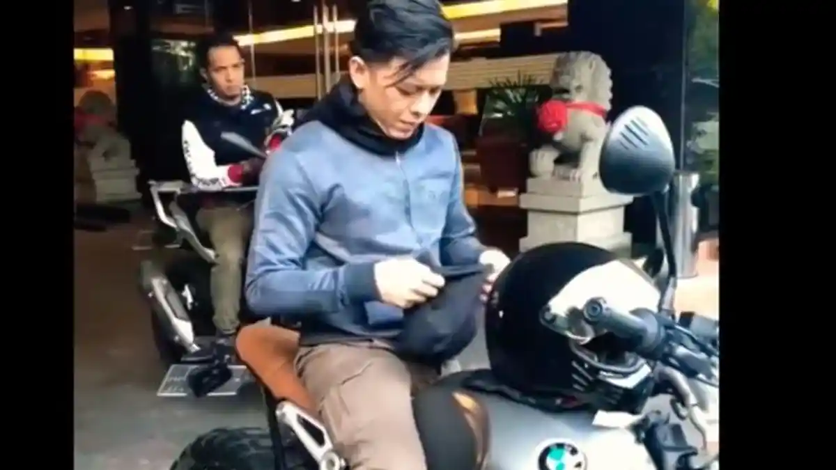 Ini Dia Gaya Ariel Noah saat Riding BMW Scrambler ke Bromo