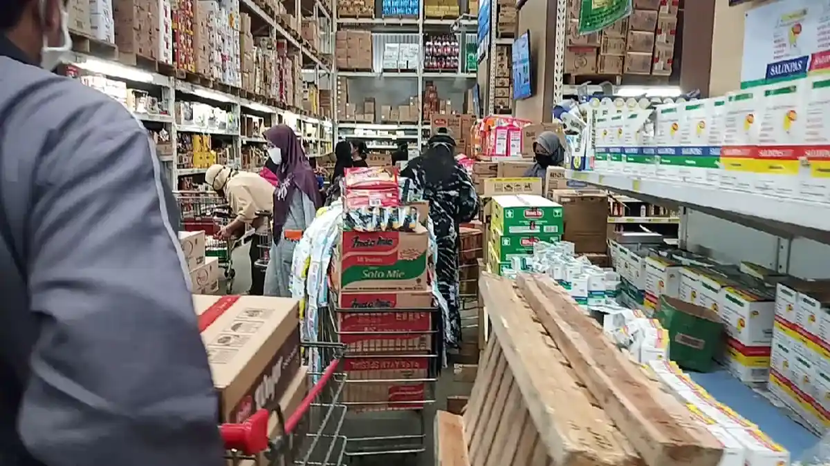 Begini Suasana Supermarket di Cibinong pada Hari Pertama Puasa