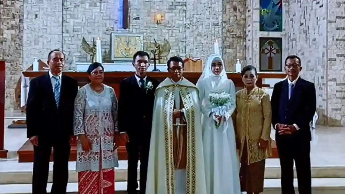 3 Potret Pernikahan Beda Agama di Gereja Semarang: Pakai Tata Cara Islam dan Katolik