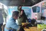 Petugas-posko-kesehatan-PT-Patra-Niaga-Pertamina-Sumbagut-saat-melakukan-tes-aplikasi-Famous.jpg
