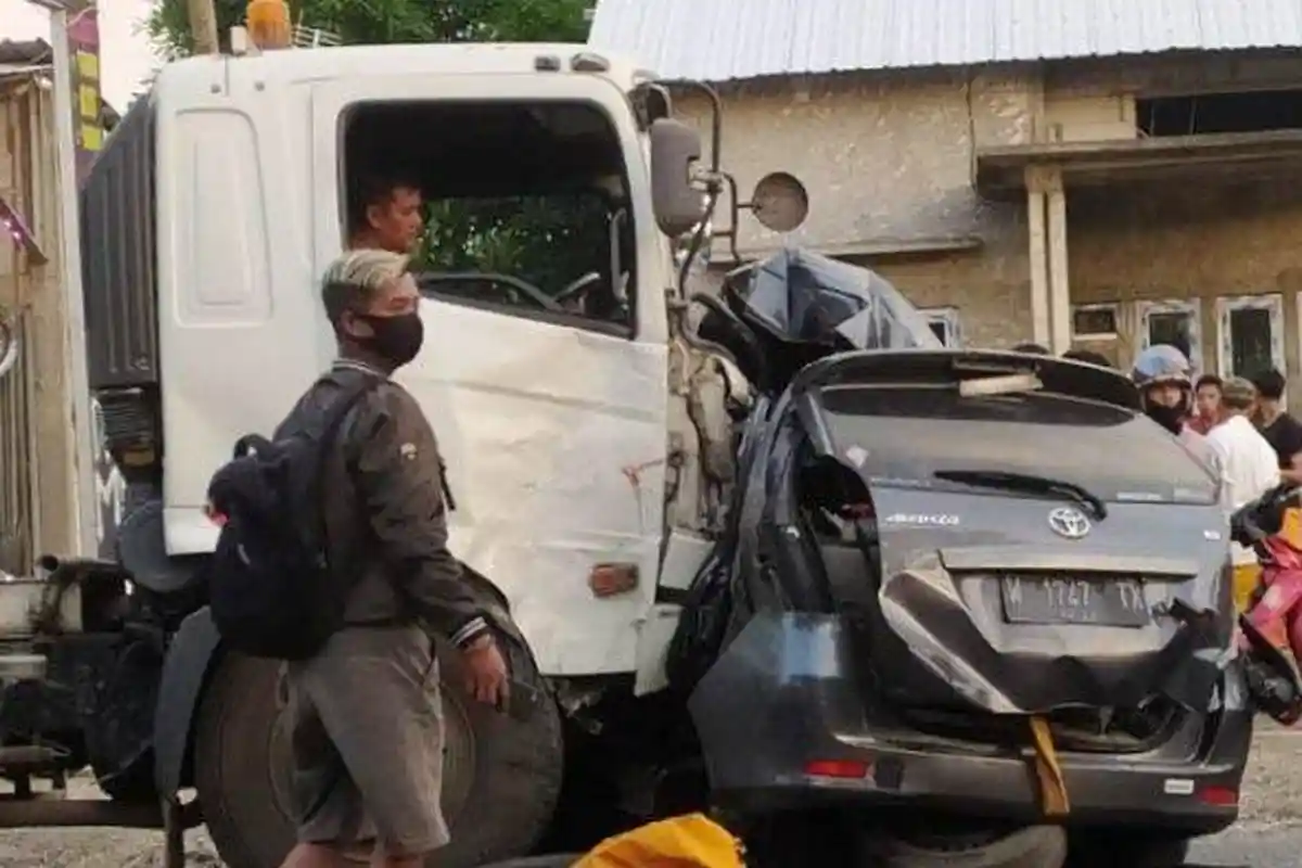 Kecelakaan Maut Tadi Sore Pukul 17.00 WIB, 5 Orang Tewas di Tempat, Avanza Ringsek Ditabrak Truk