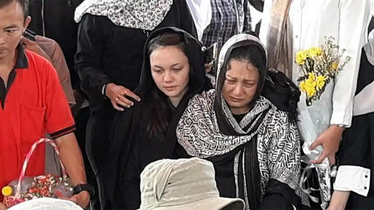 Berusaha Tegar, Tangis Istri Pecah Saat Jenazah Cecep Reza Dimasukkan Liang Lahat
