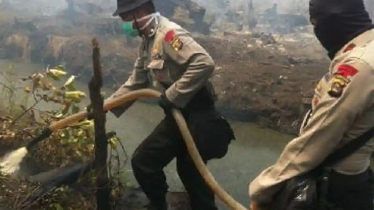 Personel Pemadam Kebakaran Lahan Kesulitan Sumber Air