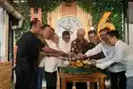 Pemotongan-tumpeng-di-acara-HUT-ke-6-LN-Fortunate-Coffee-Kapal-oleh-Pandita-Hamid.jpg