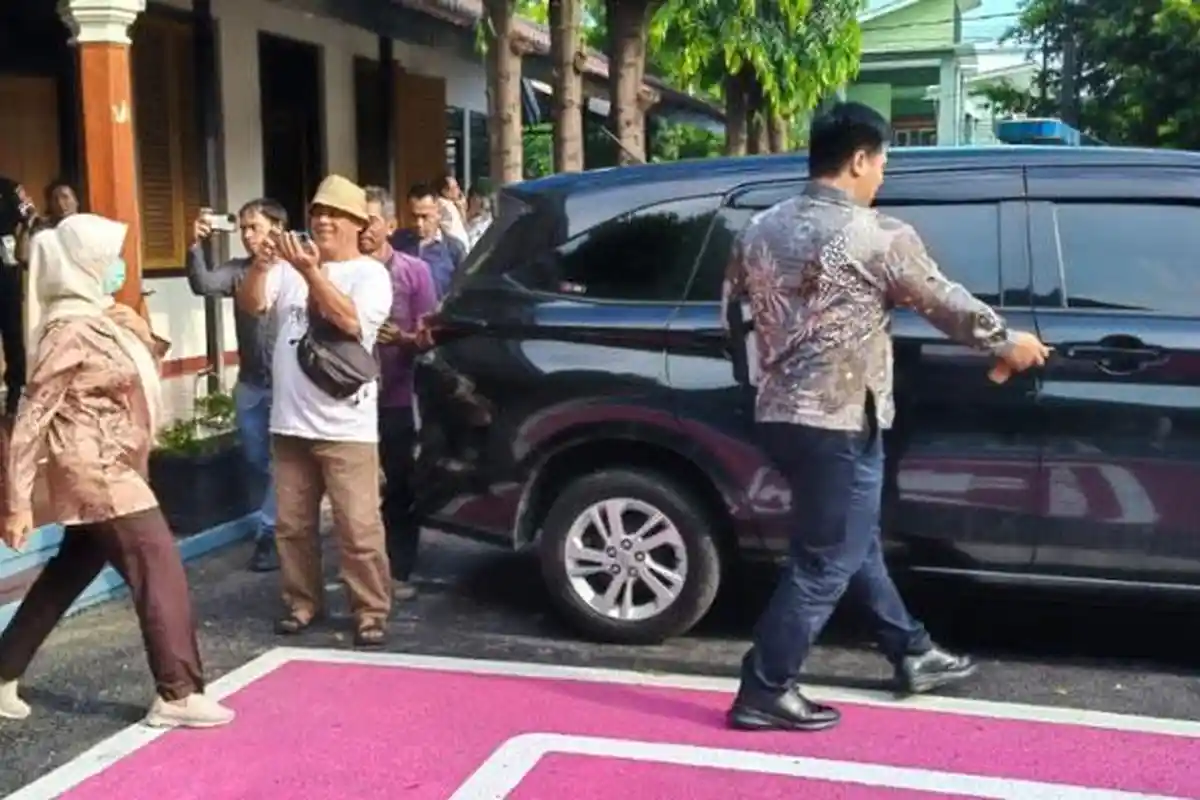 Mantan Bupati Blitar Diperiksa Kejari Terkait Dugaan Korupsi, Mak Rini: Mohon Maaf Lahir dan Batin