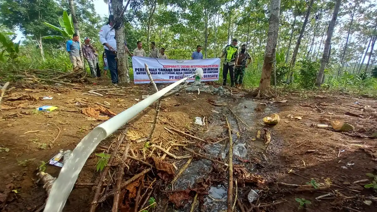 Warga Cihaur Sukabumi Terharu Bisa Nikmati Air Bersih dari Sumur Bor Pemberian Perusahaan