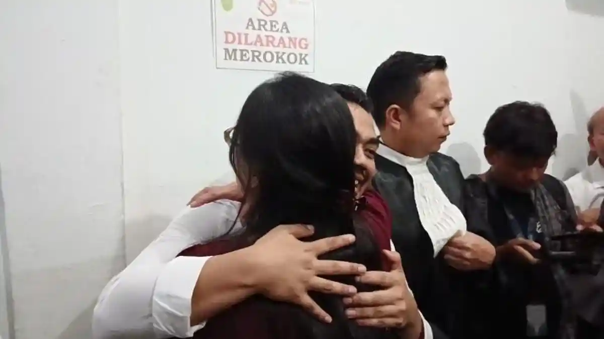 Mata Amsal Sitepu Berkaca-kaca dan Peluk Istrinya Lovia Sianipar setelah Divonis Bebas