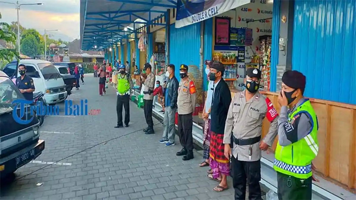 Pengunjung Pasar Adat Desa Lelateng Wajib Menunjukkan Bukti Vaksinasi Covid-19