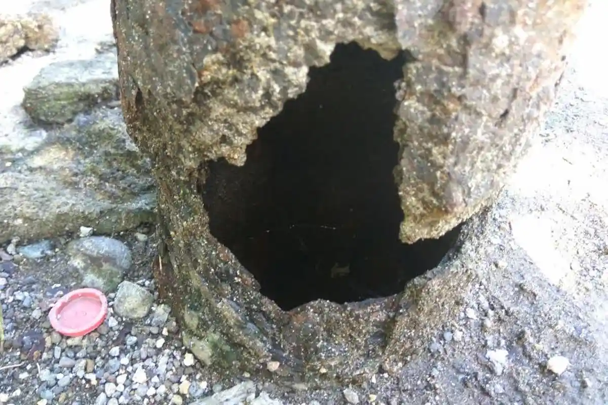 Tiang Listrik Berlubang, Warga Jalan Aroeppala Selayar Was-Was