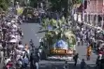 Pawai Bunga Gelaran Surabaya Vaganza