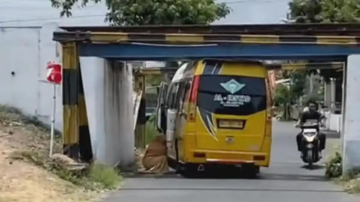 Portal Underpass Kediri Miring Ditabrak Elf, Ini Imbauan KAI Daop 7 Madiun