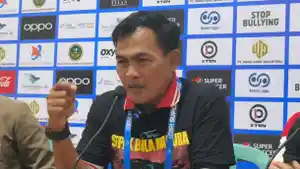 Pelatih-Caretaker-Madura-United-Rakhmat-Basuki-setelah-menjamu-PSM-Makassar-di.jpg