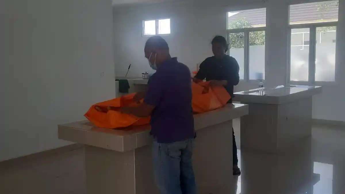 BREAKING NEWS Sekuriti Perusahaan Pasir di Desa Mentigi Ditemukan Mengambang di Pantai
