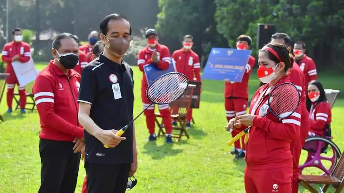 Peraih Medali Emas Leani Berikan Raket yang Digunakannya di Paralimpiade Tokyo 2020 Pada Jokowi
