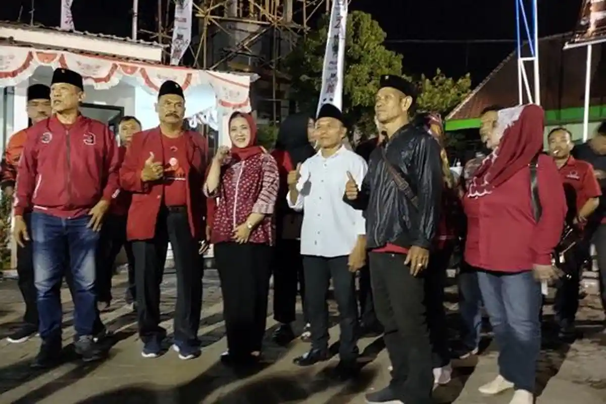 Gandeng Mantan Petinju, Ning Tiwi Daftar ke KPU Kota Probolinggo 1 Jam Sebelum Pendaftaran Ditutup