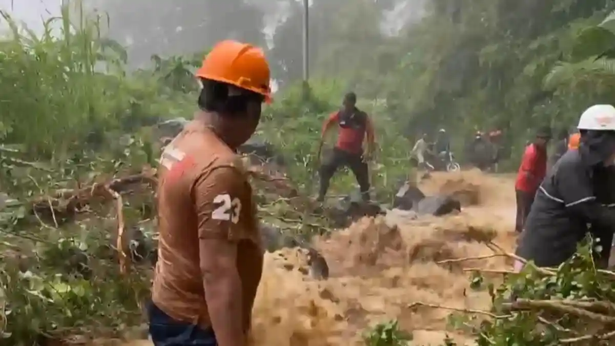LONGSOR Jalan Bukit Abah Klungkung, Batu Besar Tutup Akses Jalan, Hingga Air Deras dari Perbukitan