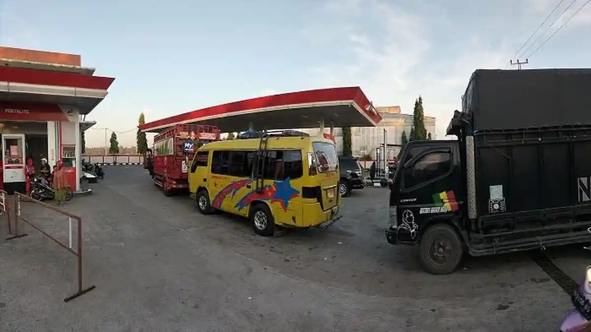 Sopir Bus Pariwisata Antre Solar di SPBU, Wisatawan Harus Menunggu di Pantai Gandoriah Kota Pariaman