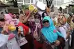 Demo Emak-emak Pendukung Capres 02 di Gedung KPU