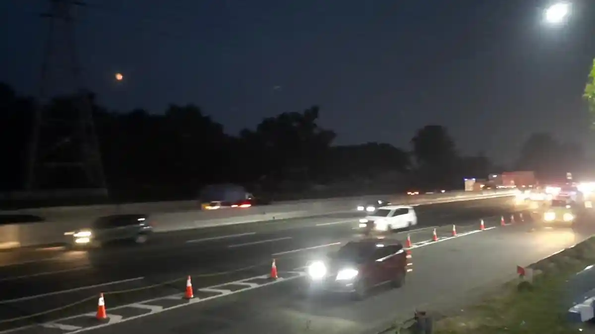 Malam Ini Jalur Tol dan Pantura Karawang Arus Lalin Kendaraan Ramai Lancar Arah Jakarta