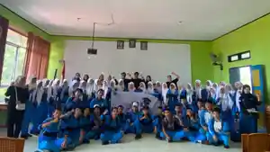 Foto-bersama-Hipmawangi-Makassar-bersama-siswa-SMA-1-Wangi-Wangi-Wakatobi-Sulawesi-Tenggara.jpg