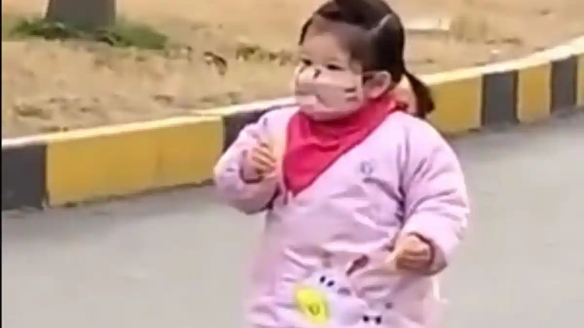 Momen Lucu Anak di China yang Berusaha Makan Biskuit tapi Lupa Kalau Dia Pakai Masker