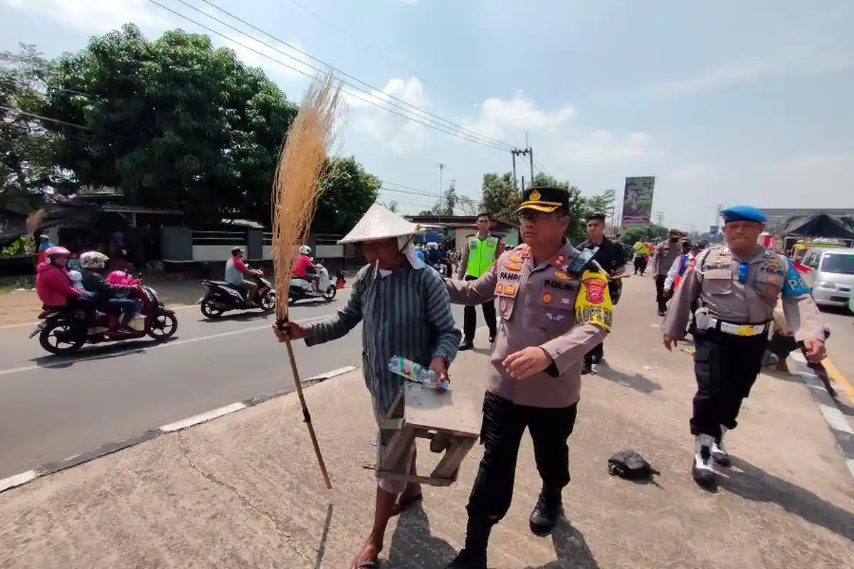 Penyapu Koin Jembatan Sewo Kucing-kucingan dengan Polisi di Jalur Pantura Indramayu, Begini Akhirnya