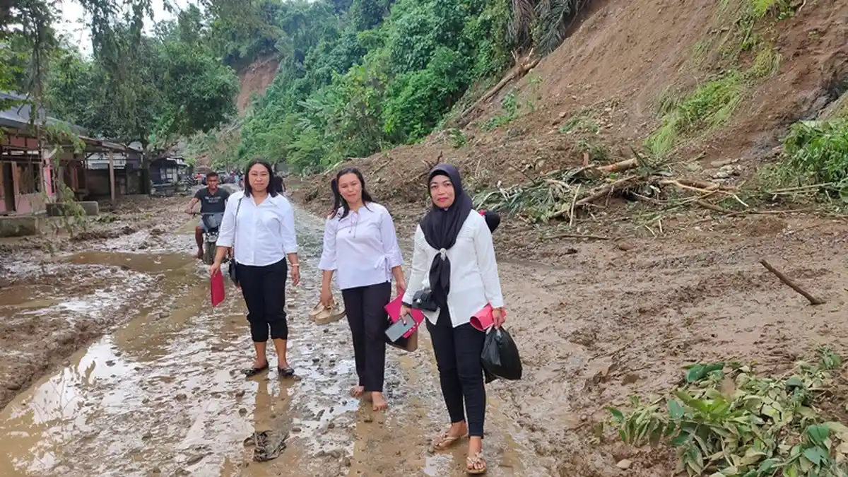 Demi Ikuti Ujian P3K, Guru di Bolmong Rela Terobos Longsor dengan Jalan Kaki