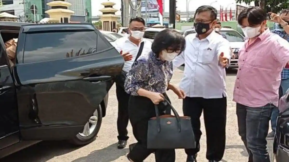 Harga Tas Hitam Heriyanti Anak Akidi Tio Ditenteng Saat Masuk Mapolda Sumsel Capai Jutaan Rupiah