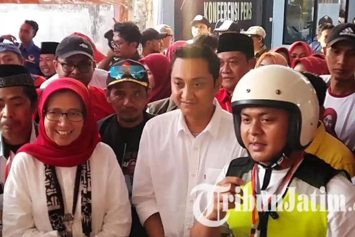 Berharap Tuah Kemenangan Prabowo-Gibran, Bunda Indah-Yudha Mendaftar ke KPU Lumajang