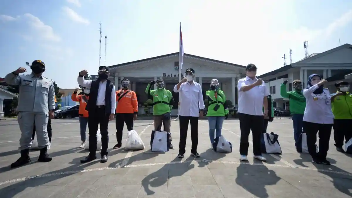 Temui Pengemudi Transportasi Umum di Bogor, Menhub Bagikan Paket Sembako