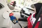 20260401-Petugas-SPBU-saat-mengisi-bahan-bakar-mobil.jpg
