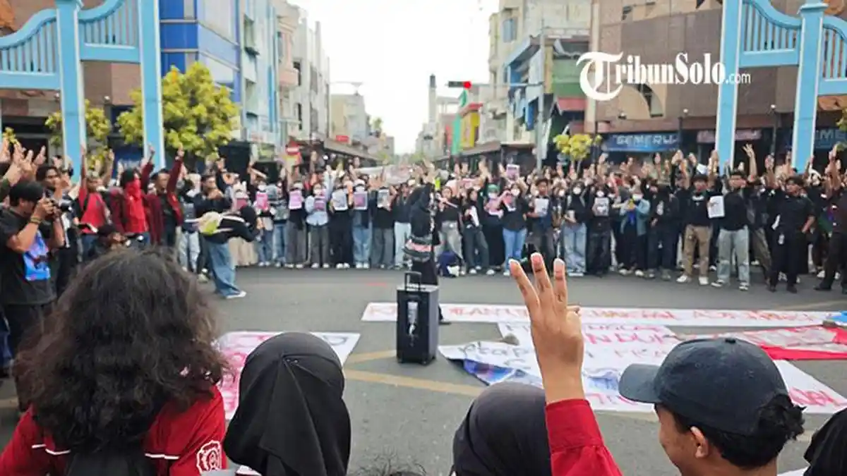 Gelar Aksi Lagi, Mahasiswa Solo Raya Gaungkan Simbol Tiga Jari, Simbol ...