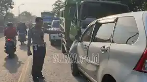 polisi-saat-mengevakuasi-mobil-dan-dump-truk-yang-telibat-kecelakaan.jpg