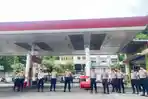 Sejumlah-personel-kepolisian-terlihat-berjaga-di-SPBU-Kairagi-di-Jalan-Raya-ManadoBitung.jpg