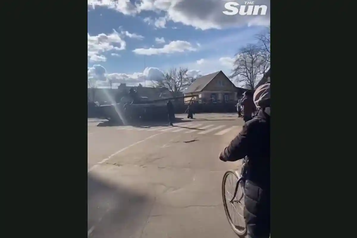 Warga Ukraina Hadang Tank Rusia dan Berlutut di Depan Tank yang Melintas di Kyiv