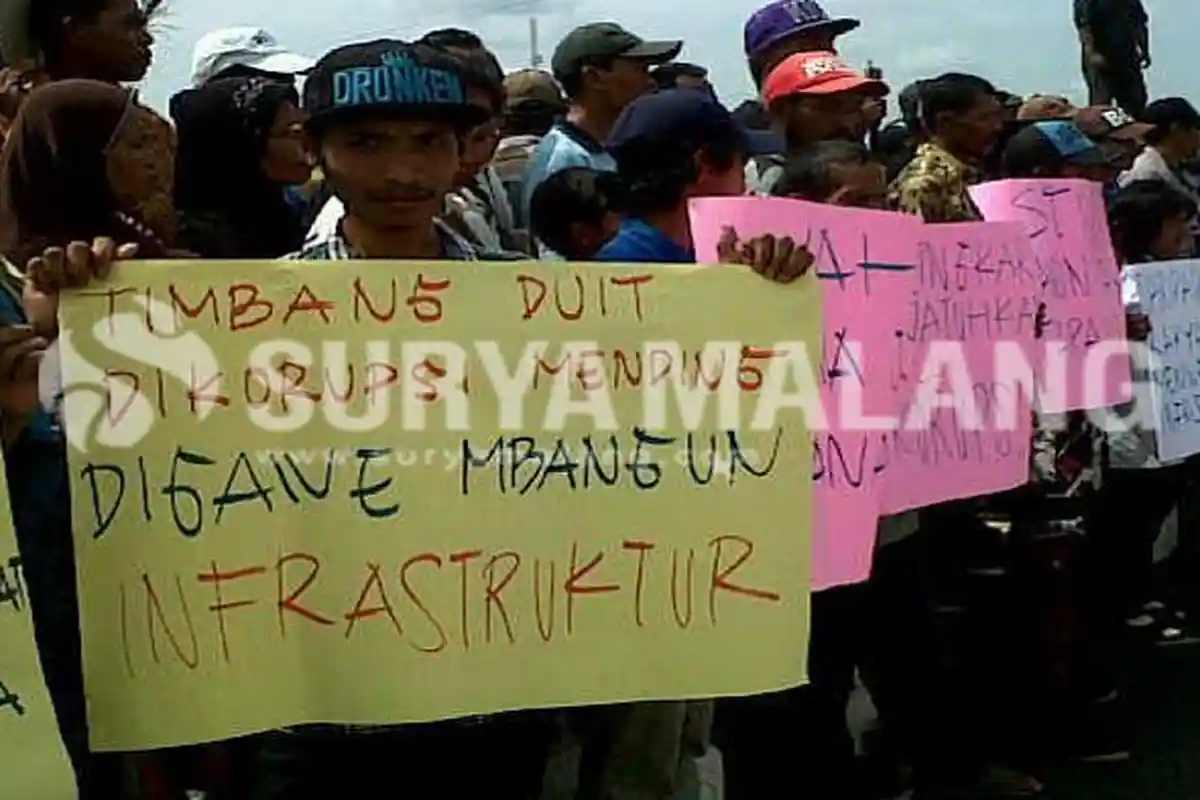 Tagih Janji Bupati saat Kampanye, Warga Blitar Selatan Unjuk Rasa di Pemkab Blitar