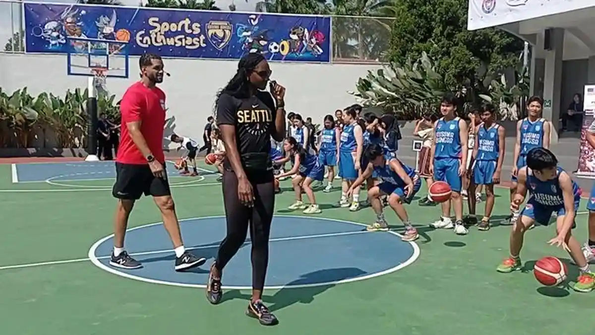 Bintang NBA Pukau Pebasket di Palembang, Coaching Clinic Program Konsulat AS SMA Kusuma Bangsa