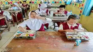 72-Ribu-Siswa-di-OKU-Timur-Sudah-Nikmati-Program-Makan-Bergizi-Gratis.jpg