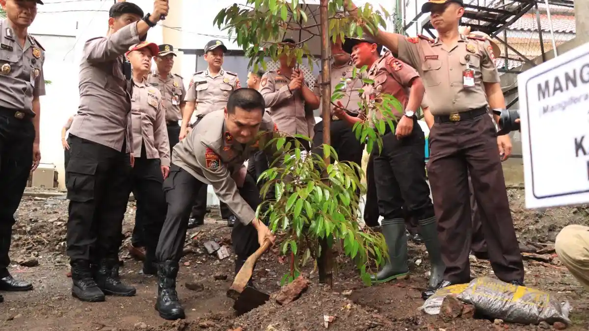 Peduli Lingkungan, Peserta Didik Sespimma Polri Tanam Pohon dan Lepas Burung di Polres Malang