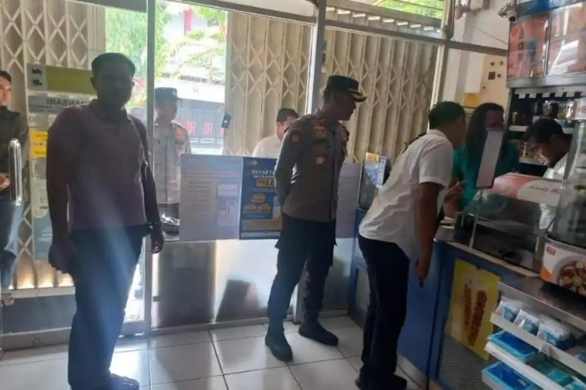 Jebol Plafon, Pelaku Bobol Minimarket dan Gasak Puluhan Rokok dan Kosmetik, Polisi Lamongan Olah TKP