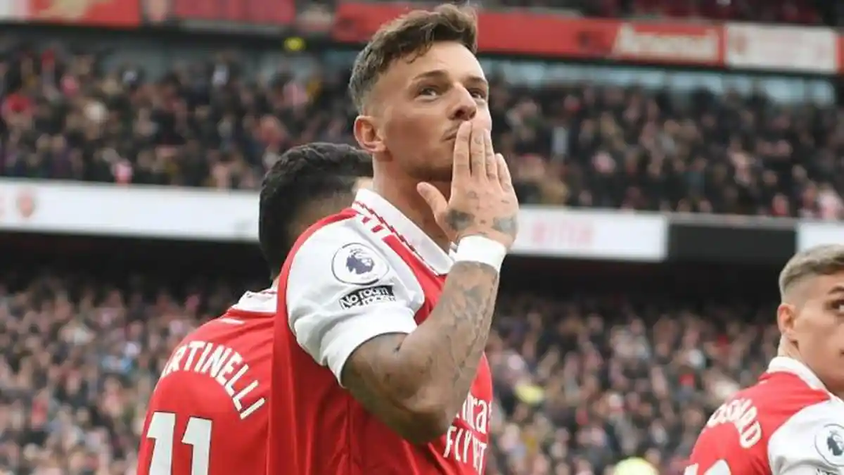 Arsenal Kalah dan Inggris Dipermalukan, Ben White Malah Asyik Berjemur di Dubai Bareng Istri