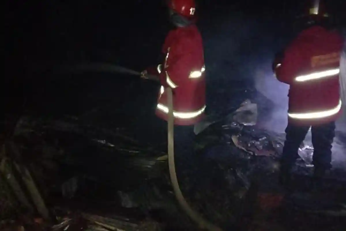Terbakar Saat Subuh, Bangunan Kosong Eks Gudang Pengelolaan Lampit di Guntung Manggis Hangus