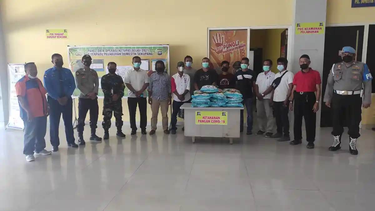 Porter dan Buruh Pelabuhan Sekupang Dapat Beras Gratis dari Polsek KKP Batam