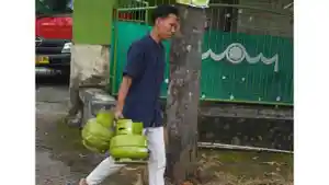 warga-membawa-tabung-gas-LPG-3-kilogram.jpg